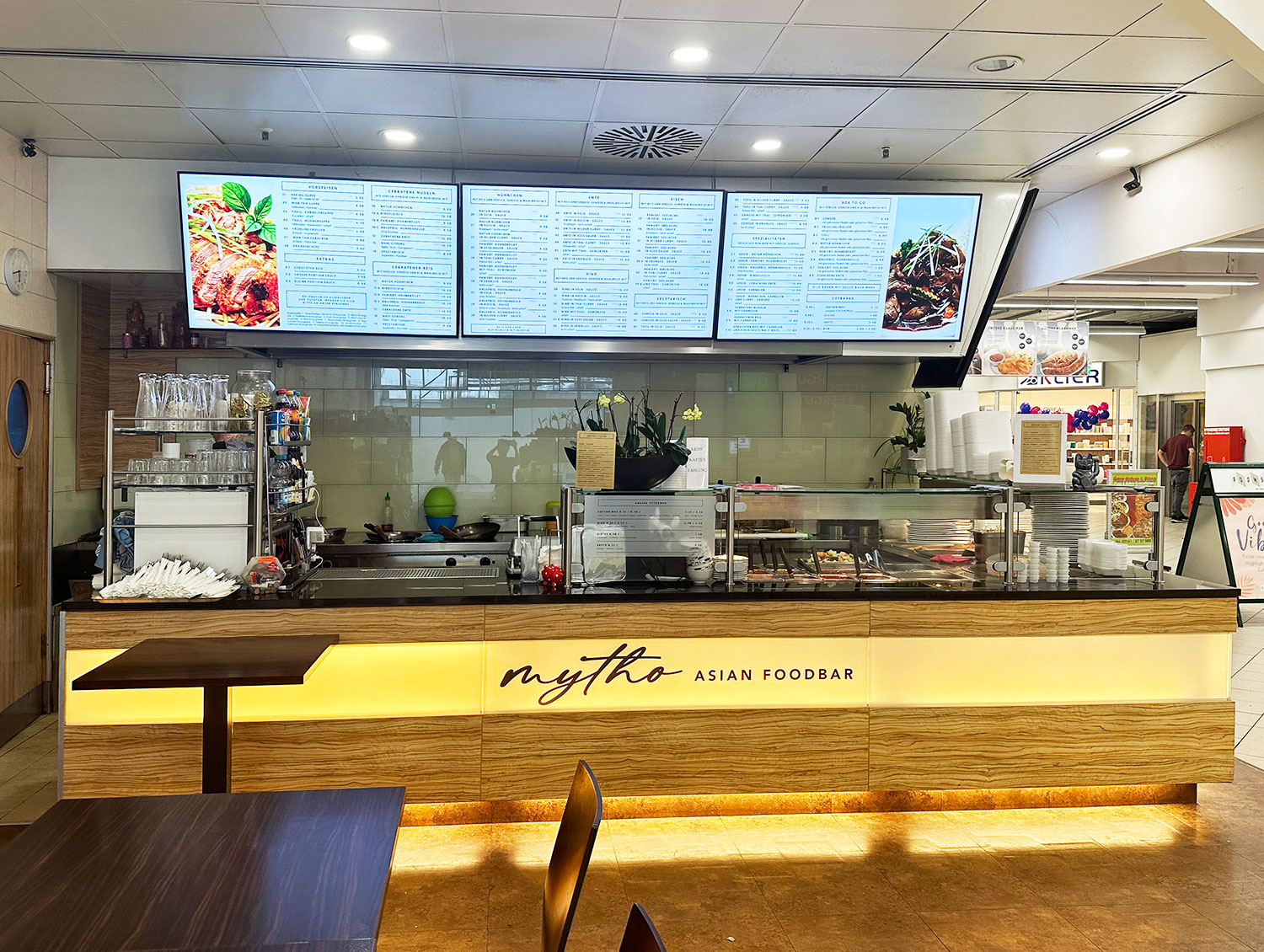 Mytho Asian Foodbar zeigt Bestelltheke