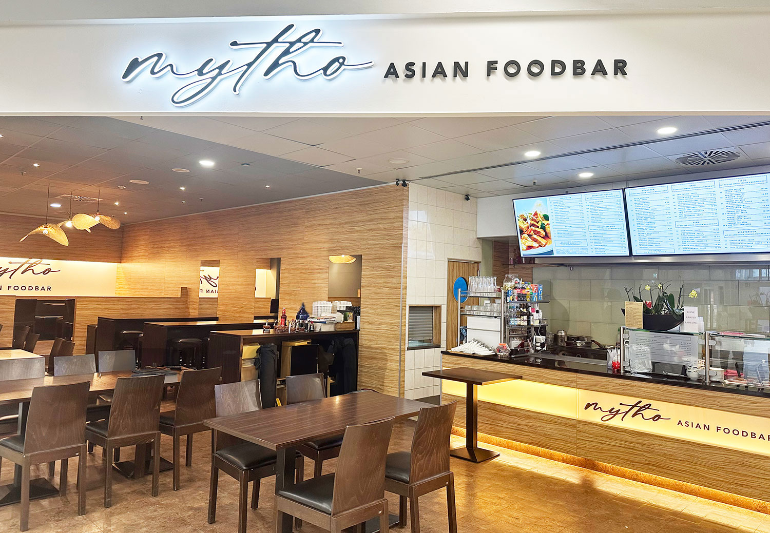 MythoMytho Asian Foodbar Kaufland Ludwigsburg zeigt Gastraum und Bestelltheke